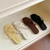 Chinelos Femininos para Exterior 2026 Verão Novo Estilo Chinelos de Dedo com Bico Quadrado Sandálias de Praia Casuais Planas Simples para Mulheres