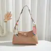 Bolso de hombro moderno y versátil con decoración de pañuelo de seda, textura de PU con patrón tejido, esencial para ir al trabajo y hacer compras, bolso de hombro y para debajo del brazo para mujer