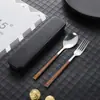 Acero inoxidable con veta de madera imitación, juego portátil de tres piezas para estudiantes: palillos de madera para alitas de pollo, tenedor y cuchara portugueses, caja de vajilla para exteriores
