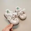 Sapatos Femininos 2026 Primavera e Verão Novo Estilo Sapatos Esportivos Respiráveis de Malha para Meninas Tênis Baixos Antiderrapantes com Solado Macio para Crianças