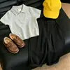 Conjunto de duas peças de verão 2026 estilo coreano para meninos: camisa de malha cinza com gola polo vazada de manga curta e calça casual infantil