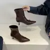 Botines de tacón de aguja de punta fina con hebilla estilo francés para mujer, nuevo modelo otoño e invierno 2026, botas de moda estilizadas y versátiles