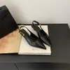 Sandalias cerradas elegantes de tacón bajo estilo hada en piel suave y sencilla, zapatos casuales de tira trasera 2025, zapatos pequeños de punta en piel