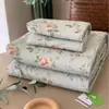 Juego de Cubre Cama de Algodón Puro con Estampado Pequeño en el Borde Marca Ganso Coreano, Juego de Tres Piezas, Sábana Acolchada Antideslizante de Algodón Puro, Adecuado para Todas las Estaciones