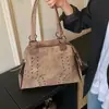 Bolsa Grande com Tachas Vintage para Mulheres 2026 Primavera Nova Bolsa Tote de Nicho Fashionável Grande Capacidade Diária de Ombro Sob o Braço