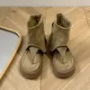 Sandálias de dedo femininas 2026 novo estilo de verão, design único, botas frescas de sola grossa, moda retrô, sapatos femininos versáteis e confortáveis