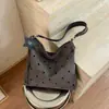 Bolsa transversal casual de grande capacidade com bolinhas para mulheres, nova e estilosa bolsa tote para o dia a dia e para ir ao trabalho, de ombro e transversal, 2026