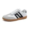 Primavera/Verano 2026 Estilo Coreano Bloque de Color Zapatos de Entrenamiento Alemanes para Mujer Blancos con Cordones Zapatos Blancos Pequeños Versátiles Casuales Zapatos de Tabla Zapatos Planos Mujer