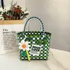 Nova bolsa de piquenique de primavera, bolsa de palha grande, esquema de cores rosa fofo, design xadrez color-block fresco e estiloso