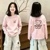 Camiseta Básica Infantil Feminina Primavera e Outono 2026 Novo Modelo Camiseta de Algodão Puro Manga Longa Gola Redonda Top Fofo para Crianças Maiores