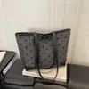 Bolsa de hombro grande de textura europea para el día a día 2026 con lazo de lunares casual elegante popular