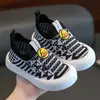 Novos Sapatos Respiráveis de Malha Vazada para Crianças Primavera/Verão, Sapatos Antiderrapantes Fly-Knit, Sapatos de Bebê com Solado Macio, Sapatos Casuais Slip-On