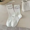 Meias plissadas cor de creme doce para outono e inverno, meias de cano médio com laço bordado estilo menina japonesa, meias sem costura de algodão puro Zhuji