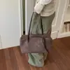 Neste outono e inverno, a bolsa de axila super popular de grande capacidade para mulheres está de volta em 2026. É uma nova bolsa de camurça, perfeita para o dia a dia, e apresenta um design retrô de almofada.