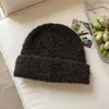 Venta al por mayor de fábrica de gorros de punto listos para enviar, sencillos, suaves y acogedores para hombres y mujeres, con una mezcla de lana para mayor calidez y protección para los oídos en invierno