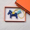 Colgante de Poni de Cuero Genuino Llavero de Cuero Hecho a Mano Piel de Oveja Poni Decoración para Asa de Bolso de Moda Venta al por Mayor