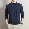 Camiseta básica de manga larga con cuello redondo para hombre, una prenda casual moderna y versátil para primavera y otoño, con un diseño de bloques de color