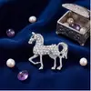 Broche do Zodíaco Animal, Alto Padrão, Requintado, Moderno e Versátil, Liga de Metal Incrustada com Diamantes, Broche de Cavalo para Terno Masculino, Pin de Lapela