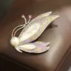 Broche de mariposa lujoso y finamente elaborado con circonita de colores microincrustada, elegante alfiler de insecto que también se puede usar como colgante, adecuado tanto para hombres como para mujeres