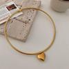 Collar de acero de titanio dorado para mujer, novedad de 2024, cadena de clavícula de lujo de alta gama que no te dejará indiferente.