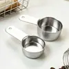 Colher medidora de fundo plano em aço inoxidável 304, com furos para medição precisa de farinha, grãos de café e leite em pó, adequada para panificação caseira e uso na cozinha