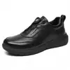 Novo em stock: Sapatos masculinos de couro com sola de espuma e botões, estilo executivo de alta qualidade com fivela giratória, sapatos casuais masculinos modernos de sola macia