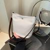 Bolso Cruzado Diario Casual de Gran Capacidad 2026 Nuevo Ligero de Hombro de Moda Versátil Cubo Cruzado de Hombro Tendencia