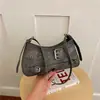 Bolso de axila de moda estilo remache simple para mujer, nueva colección otoño 2026, moderno y chic, con un diseño único, adecuado para llevar al hombro o cruzado