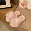 Chinelos florais de sola reta com pérolas, confortáveis e antiderrapantes, estilo 2026, sandálias slip-on de vestido de fada para mulheres, novo modelo estiloso e atraente