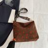 Bolsa Popular de Veludo com Estampa de Morango para Mulheres Versão Coreana Verão 2024 Nova Bolsa Transversal de Ombro Bolsa Tote