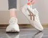 Sapatos Brancos Leves de Solado Macio Mais Vendidos 2026 Nova Coleção Primavera/Outono Versátil Respirável Absorvente de Choque Confortáveis Sapatos Casuais Esportivos Femininos