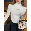 Camiseta base de punto para mujer con cuello semialto y diseño calado para otoño e invierno, suéter blanco elegante, nuevo top de punto ajustado 2026
