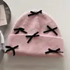 Chapéu de Lã Frio Tricotado com Laço Estilo Coreano para Mulheres 2025 Novo Outono e Inverno Versátil Proteção para Ouvido Mostra Rosto Pequeno Chapéu de Lã