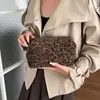 Bolsa de maquiagem acolchoada floral de nicho para mulheres, bolsa portátil de viagem para cuidados com a pele e higiene pessoal, bolsa de armazenamento macia de grande capacidade simples