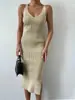 Vestido ajustado de punto sin mangas de longitud media 2023 Verano nuevo con cuello en V, abertura lateral transfronteriza, vestido de temperamento europeo y americano para mujer