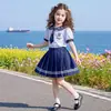 Vestido de Verão 2026 Estilo Preppy para Meninas Novo Estiloso Traje de Marinheiro Vestido de Verão para Meninas com Gola de Marinheiro