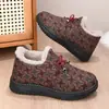 Novos sapatos de tecido estilo Pequim para mulheres em 2026, sapatos de inverno de algodão com forro de fleece adicional, espessados para aquecimento, antiderrapantes, sola macia, adequados para mães de meia-idade
