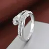 Industria Pesada Anillo Serpiente Enrollada Forma Completo Diamante Ojo Verde Toque Final Moderno Fresco Nicho Sensación de Alta Gama Anillo para Dedo Venta al por Mayor
