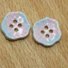 Botones con forma de encaje de color macarrón del fabricante en stock, botones de resina impresos de cuatro agujeros, botones decorativos cosidos a mano para ropa de niños