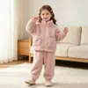 Conjunto de inverno de fleece coral para meninas: um top simples de gola alta combinado com calças casuais ajustadas, perfeito tanto para usar em casa quanto ao ar livre