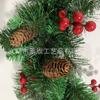 Atacado de fábrica 40/60 cm agulha de pinho verde de PVC longa pinho fruta vermelha luz de amarrar porta de natal ornamento de guirlanda