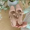 Salto Bloco com Laço em um Design de Saia Estilo Chanel, Sandálias Modernas de Bico Aberto, Sandálias Mary Jane de Bico Quadrado