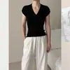 Camiseta Coreana Gris Cuello en V Manga Corta con Pequeña Manga Volante para Mujer Diseño de Verano Tejido de Punto Corta Ajustada Hombro Derecho Top