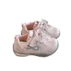 Zapatos Casuales Versátiles de Moda para Niñas 2026 Primavera/Verano Nuevos Mocasines Infantiles de Suela Suave con Perlas en Estilo Dulce Zapatos de Entrenamiento Alemanes
