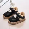 Tênis de Lã Estilo Coreano para Crianças Outono/Inverno 2026 Sapatinhos de Algodão para Bebês Tênis de Corrida para Meninos Sapatos Quentes para Meninos e Meninas