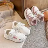 Tênis Branco com Estampa Floral para Meninas 2026 Primavera/Outono Novo Sapato Infantil Macio e Confortável Argan Sapatos Esportivos para Crianças Médias/Grandes