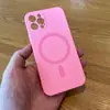 Adecuado para iPhone16 Agujero Fino Silicona Líquida Imitación Original Succión Magnética Funda de Teléfono Apple magsafe Flocado Suave