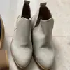 Otoño e invierno 2022 Nuevos Botines huecos de talla grande estilo europeo y americano Botines Martin de punta con tacón bajo para mujer fabricantes venta al por mayor