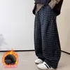 Calça Masculina Outono e Inverno com Lã 2026 Novo Estilo Crianças Maiores Inverno Casual Lã Integrada Crianças Engrossada Xadrez Calça Longa