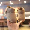 Botas de neve infantis 2026 novos sapatos de inverno para meninas com forro de fleece e design espessado, sapatos de algodão para meninos, sapatos de bebê integrados de couro e pele